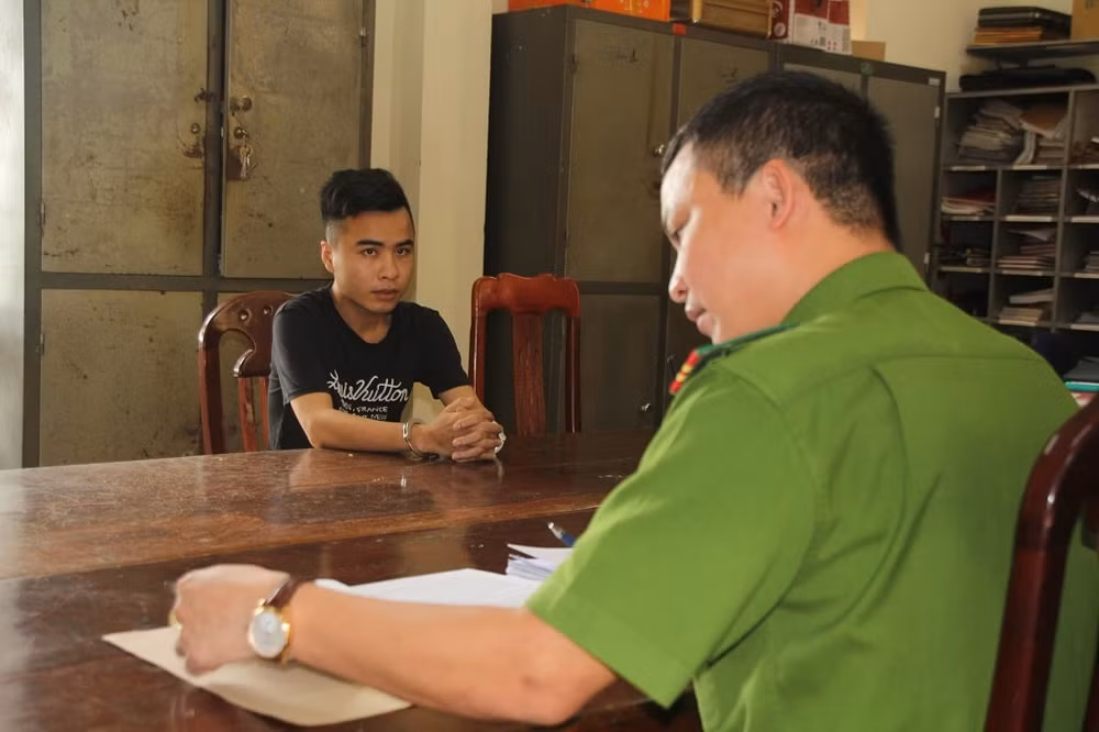 tam giu hinh su 3 doi tuong chuyen cung cap ma tuy cho cac ten bay lac hinh 1