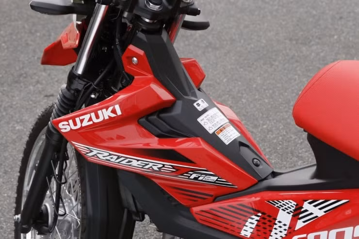 ngam xe con tay co nho 2022 suzuki raider j crossover so huu thiet ke doc dao hinh 9