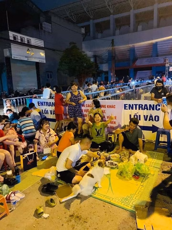 nguoi ham mo xep hang dai truoc svd cam pha de nhan ve xem tran chung ket bong da nu hinh 4