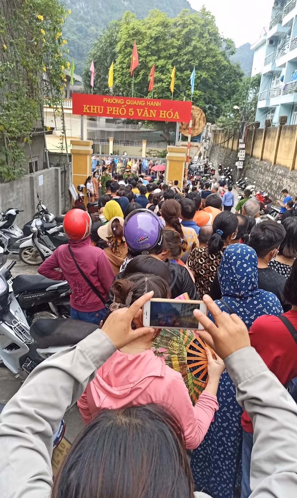 nguoi ham mo xep hang dai truoc svd cam pha de nhan ve xem tran chung ket bong da nu hinh 8