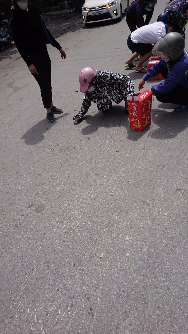 nguoi ham mo xep hang dai truoc svd cam pha de nhan ve xem tran chung ket bong da nu hinh 2
