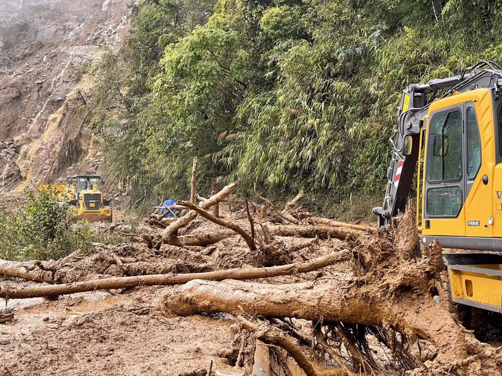 sat lo mot so tuyen duong giao thong tai lai chau do mua lon hinh 1