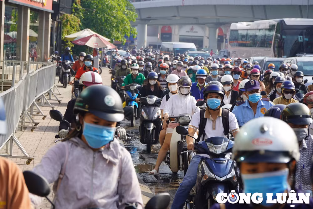 nguoi dan met moi vi ket xe nhieu gio o cua ngo san bay tan son nhat hinh 4