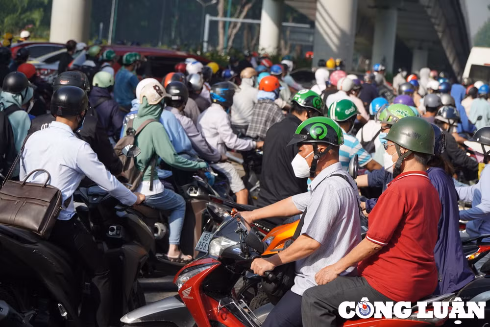 nguoi dan met moi vi ket xe nhieu gio o cua ngo san bay tan son nhat hinh 2