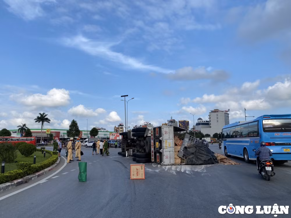 thanh hoa om cua gap xe cho gach lat nghieng tren quoc lo hinh 1