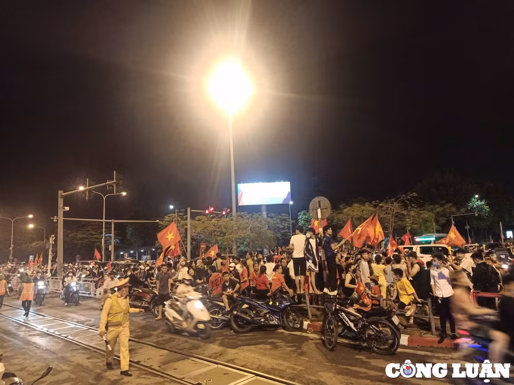 xu ly nhieu doi tuong loi dung co vu bong da de can quay duong pho hinh 1