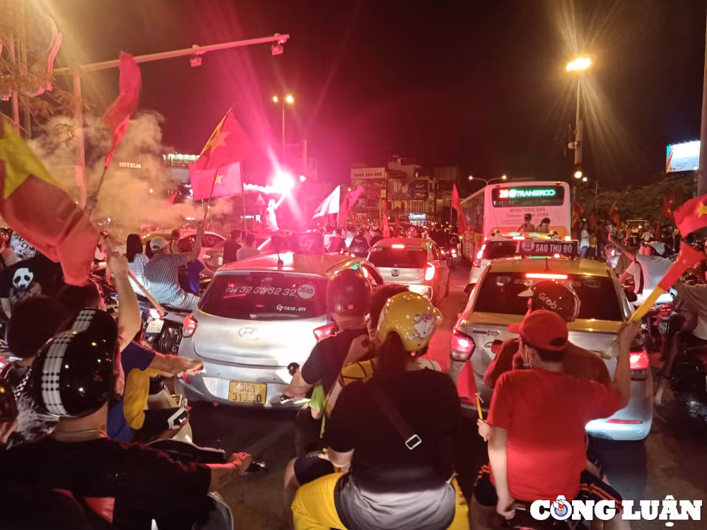 xu ly nhieu doi tuong loi dung co vu bong da de can quay duong pho hinh 2