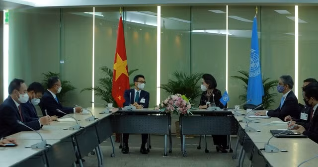 luon dat con nguoi o trung tam cua moi hoat dong phat trien hinh 3