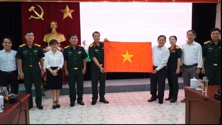 bao nguoi lao dong trao 20000 la co to quoc cho bo tu lenh quan khu 7 hinh 1