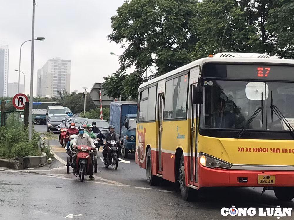 duong gom dai lo thang long ngap nhu song giao thong te liet hinh 8