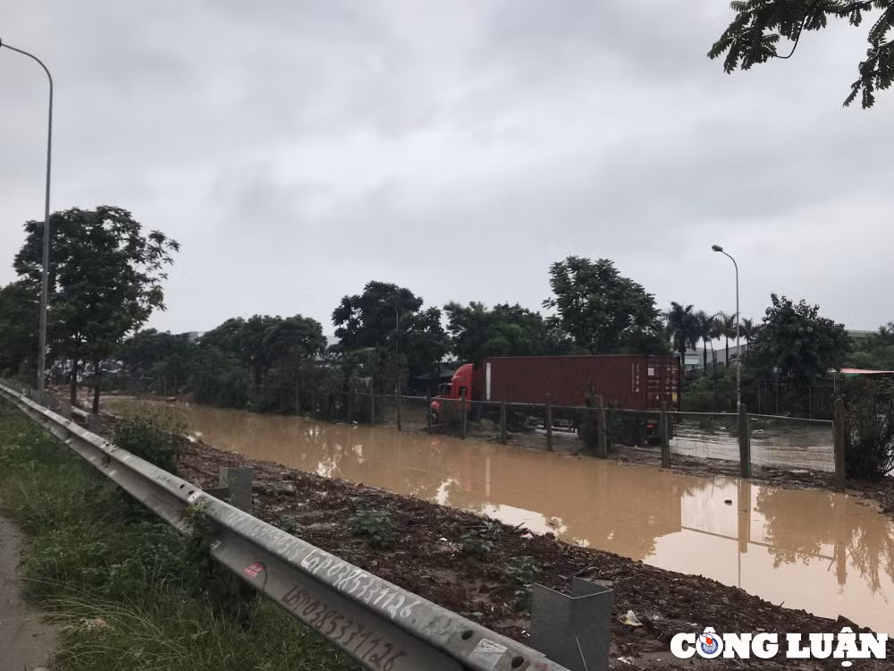 duong gom dai lo thang long ngap nhu song giao thong te liet hinh 4