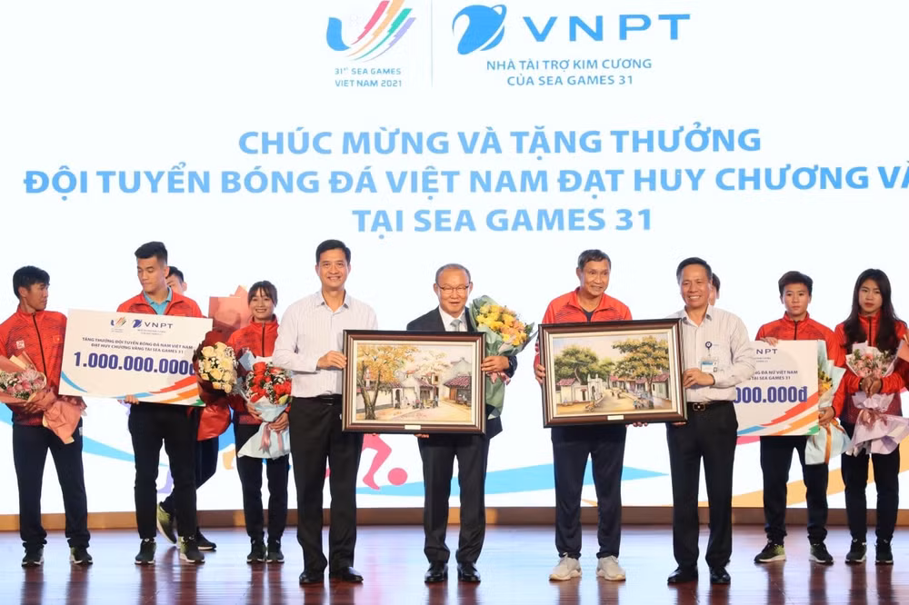 tap doan vnpt thuong nong 2 ty dong cho doi tuyen bong da nam u23 va doi tuyen bong da nu viet nam hinh 4