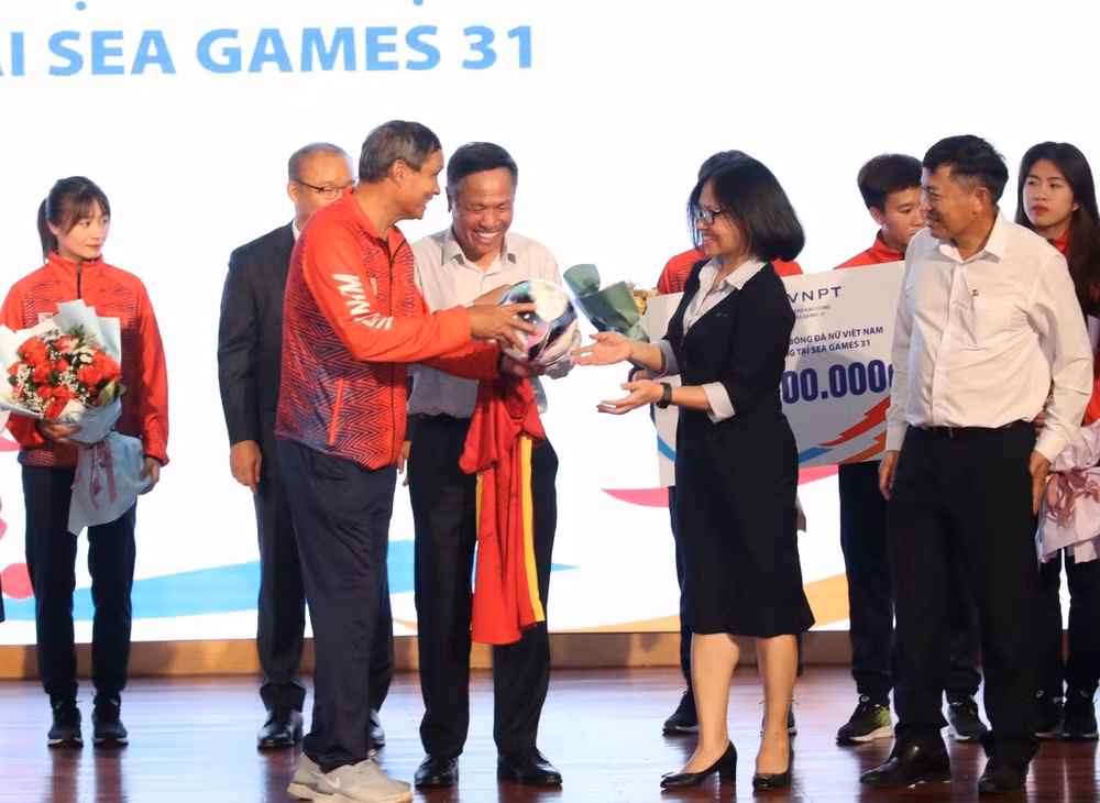 tap doan vnpt thuong nong 2 ty dong cho doi tuyen bong da nam u23 va doi tuyen bong da nu viet nam hinh 3