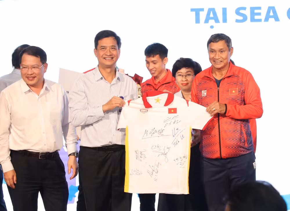tap doan vnpt thuong nong 2 ty dong cho doi tuyen bong da nam u23 va doi tuyen bong da nu viet nam hinh 2