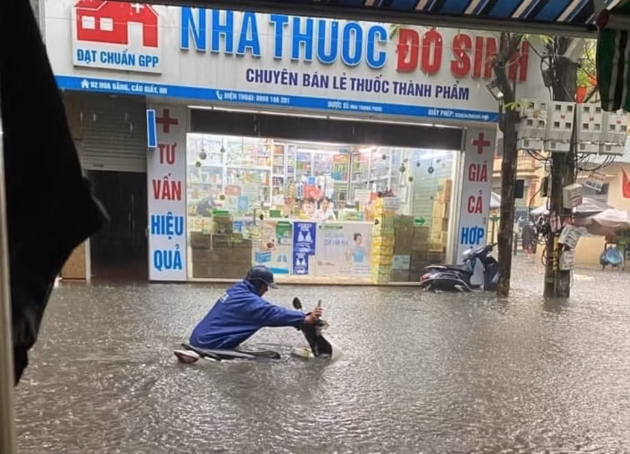 mua to bat thuong lam nhieu duong pho ha noi chim sau trong bien nuoc hinh 7