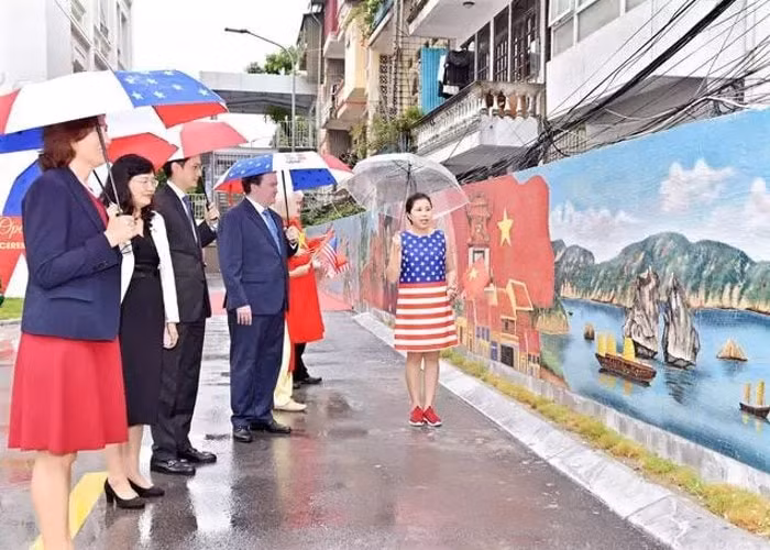 ra mat buc tranh gom tai hien hinh anh di san hai nuoc viet my hinh 1