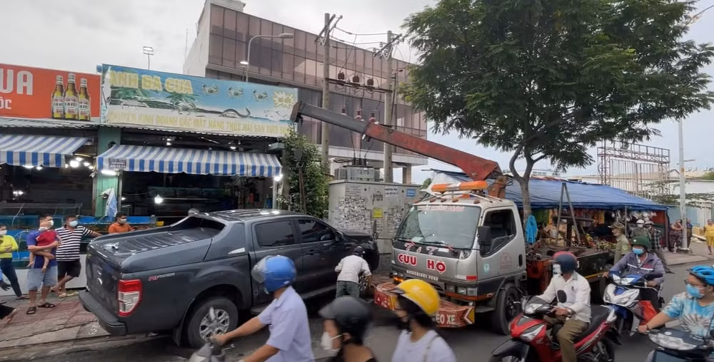 tp hcm 4 nguoi bi thuong nang sau cu tong lien hoan cua xe ban tai hinh 4