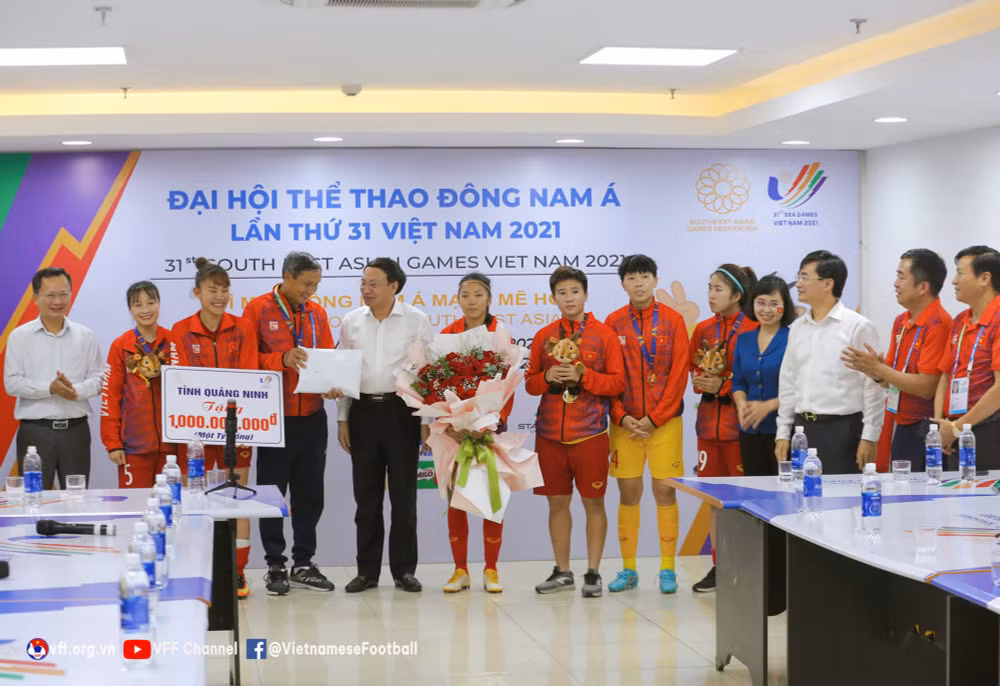 tiep tuc vo dich sea games doi tuyen bong da nu viet nam nhan mua tien thuong hinh 2