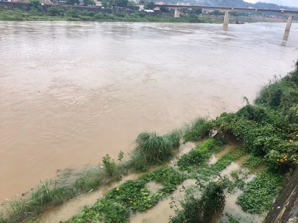 lao cai lu lon tren thuong nguon song hong lam ngap nhieu rau mau hinh 2
