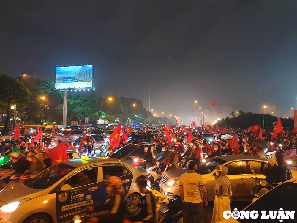 nguoi ham mo tran xuong duong mung chien thang cua u23 viet nam hinh 12