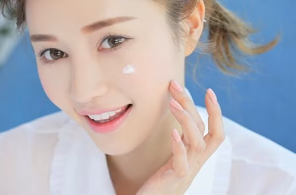 nhung sai lam khi dung kem chong nang ma chi em phu nu hay mac phai hinh 2