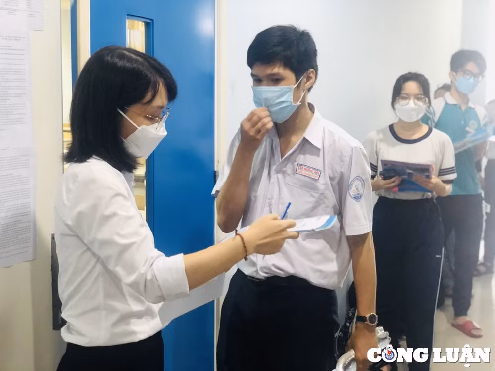 hang nghin thi sinh du thi danh gia nang luc dot 2 quyet tam gianh ve vao dai hoc cao dang hinh 14