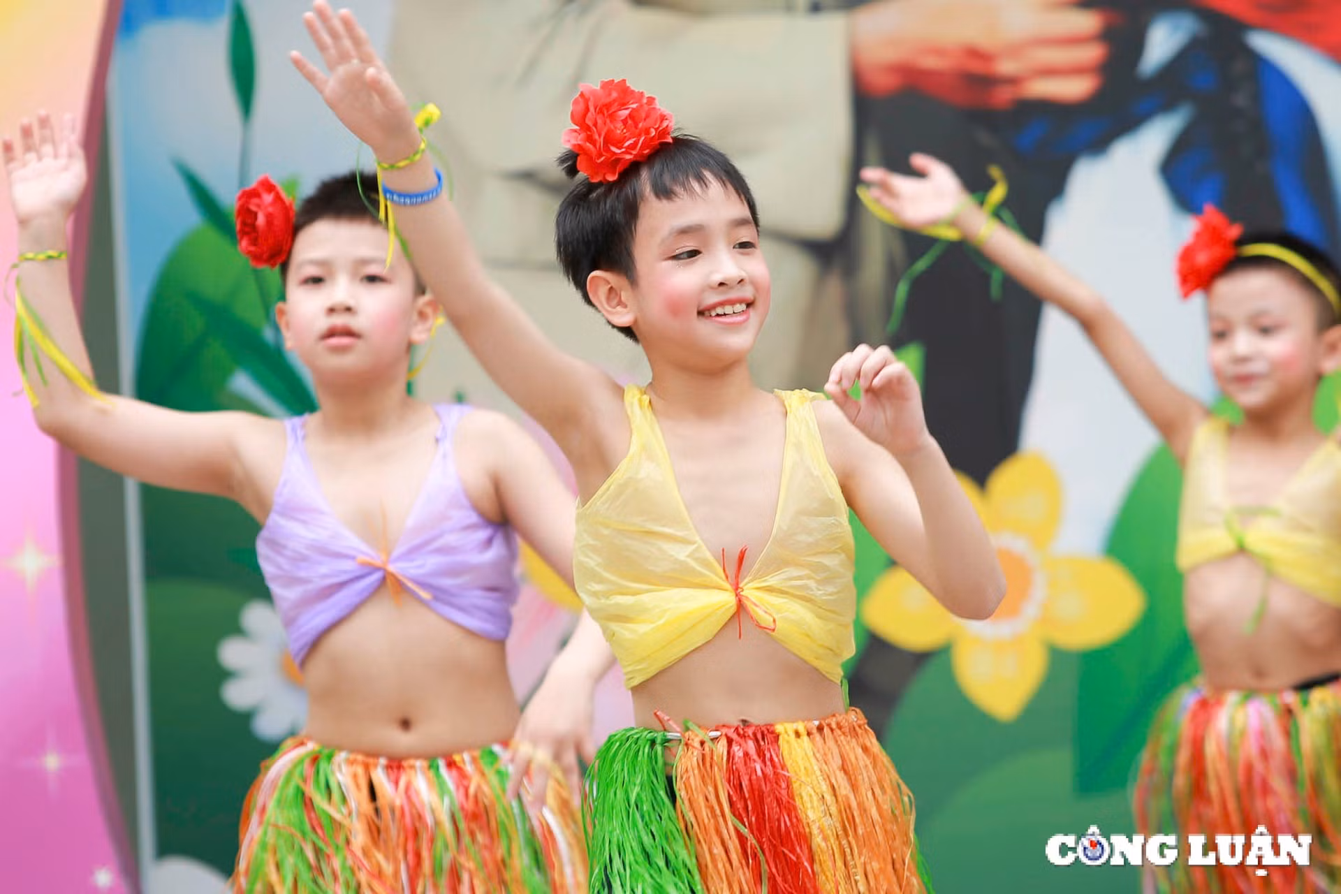 ha noi ngam dan nghe si nhi bieu dien vu dieu san truong hinh 4