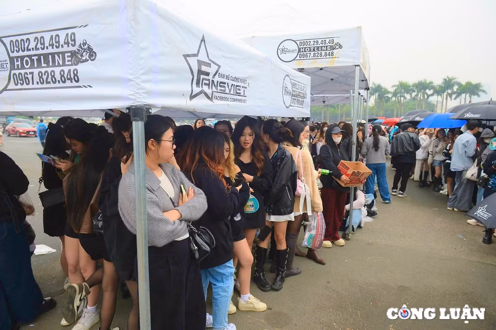 cac ban tre xep hang dai mua ve xem concert 3 anh trai say hi hinh 2