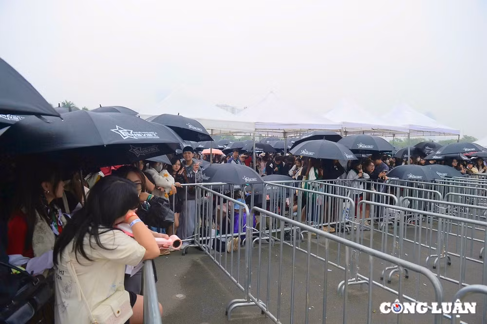 cac ban tre xep hang dai mua ve xem concert 3 anh trai say hi hinh 1