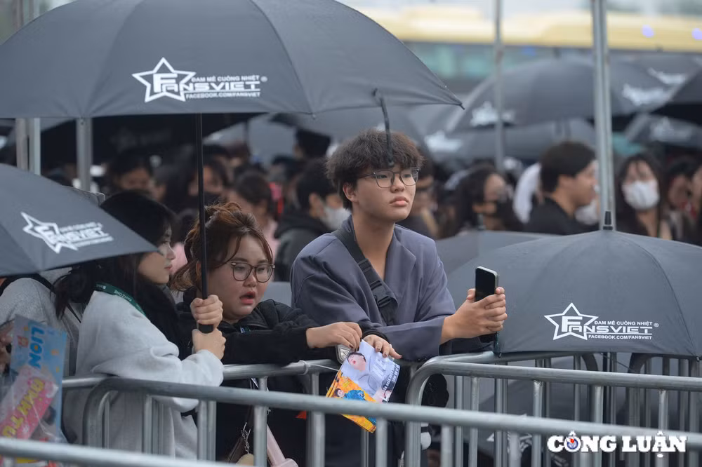 cac ban tre xep hang dai mua ve xem concert 3 anh trai say hi hinh 15