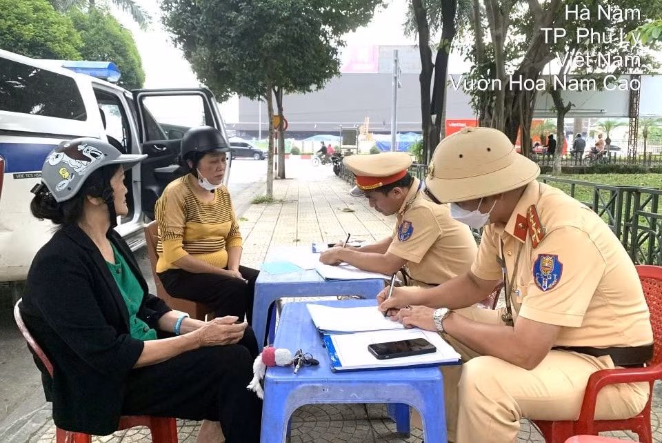 phu ly ha nam tuoc giay phep lai xe 330 truong hop trong mot thang hinh 1