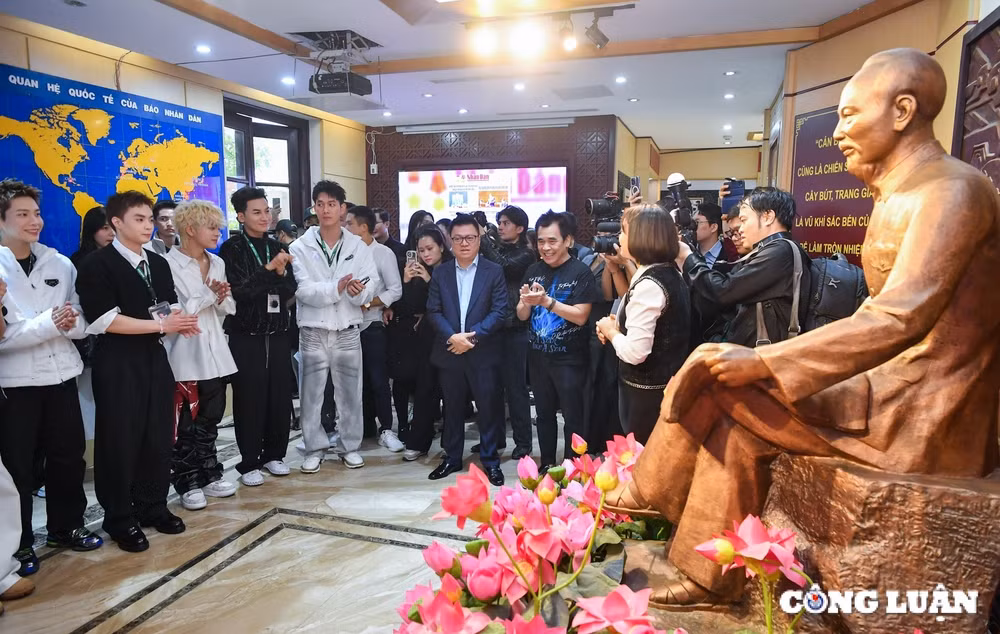 cac nghe si chuong trinh anh trai say hi tham bao nhan dan hinh 2