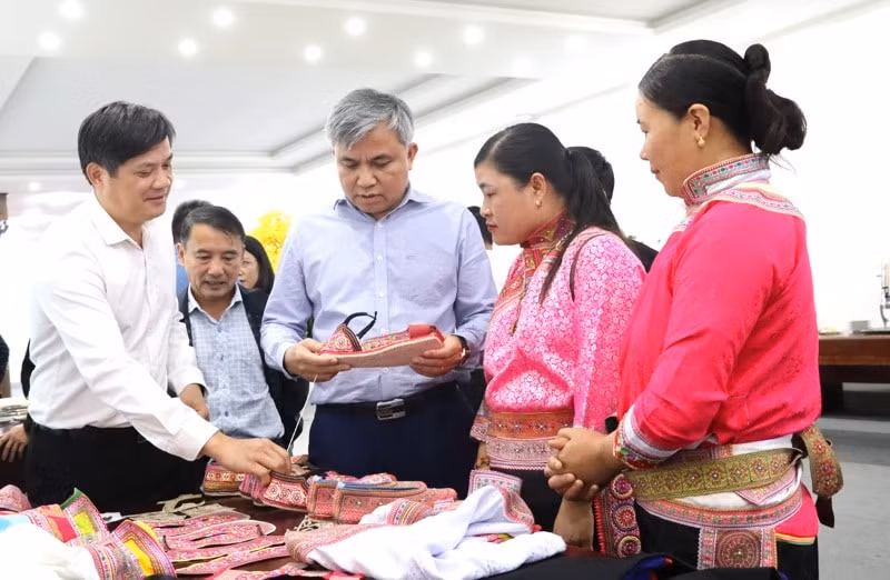dien bien cong nhan them 4 nghe truyen thong cua dong bao dan toc thieu so hinh 1