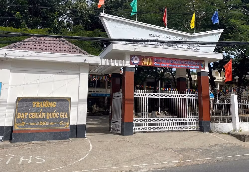 kon tum mot nu sinh lop 6 bi nhom ban cung truong den tan nha danh hoi dong hinh 1