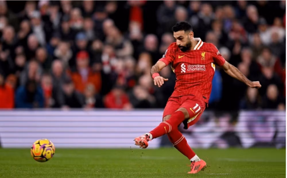 salah ruc sang liverpool nhan chim man city tai san anfield hinh 1