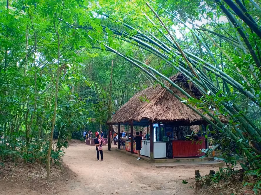 dia dao cu chi duong sach tphcm cho ben thanh la diem du lich hap dan cua tphcm hinh 1