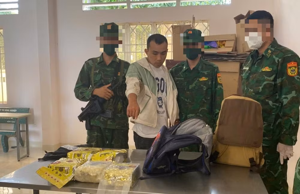 bat giu 2 doi tuong van chuyen hon 10 kg ma tuy tu campuchia ve viet nam hinh 1