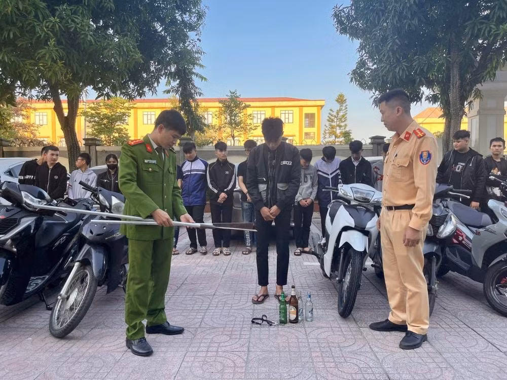 trieu tap 18 thanh thieu nien hon chien tren duong pho ha tinh hinh 2