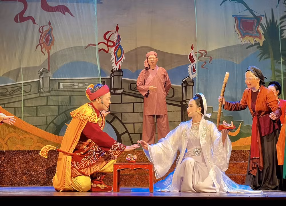 san khau chi xao nau kich ban cu vi dau nen noi hinh 1
