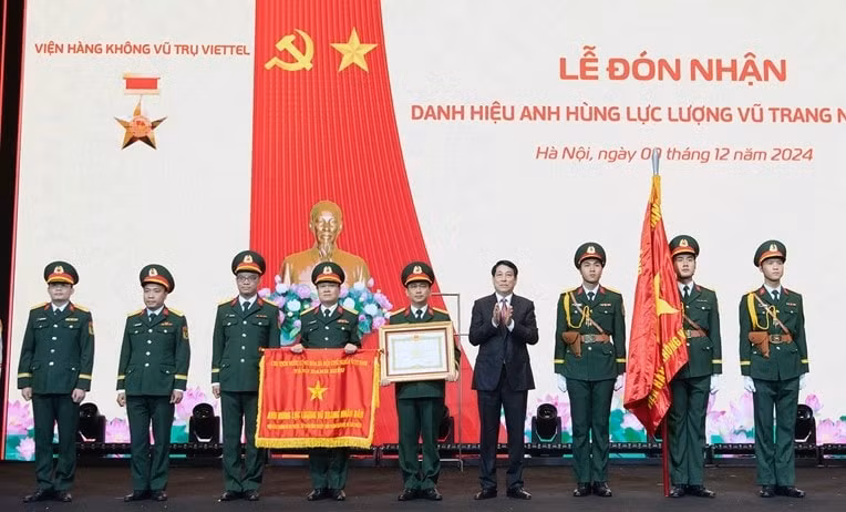 chu tich nuoc trao danh hieu anh hung luc luong vu trang nhan dan tang vien hang khong vu tru viettel hinh 3