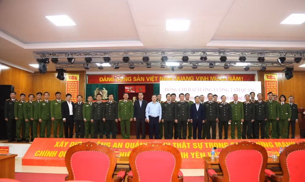 bo truong luong tam quang lam viec voi cong an tinh quang ninh hinh 1