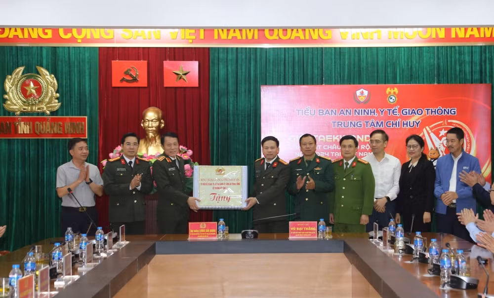 bo truong luong tam quang lam viec voi cong an tinh quang ninh hinh 4