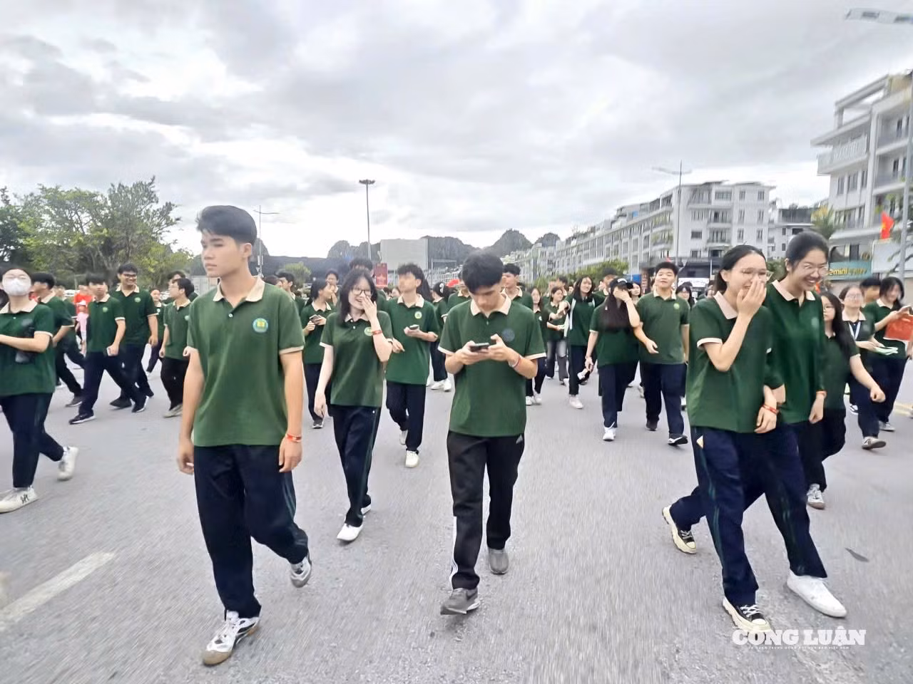 anh-13-di-bo-cung-viet-nam-tien-buoc.jpg