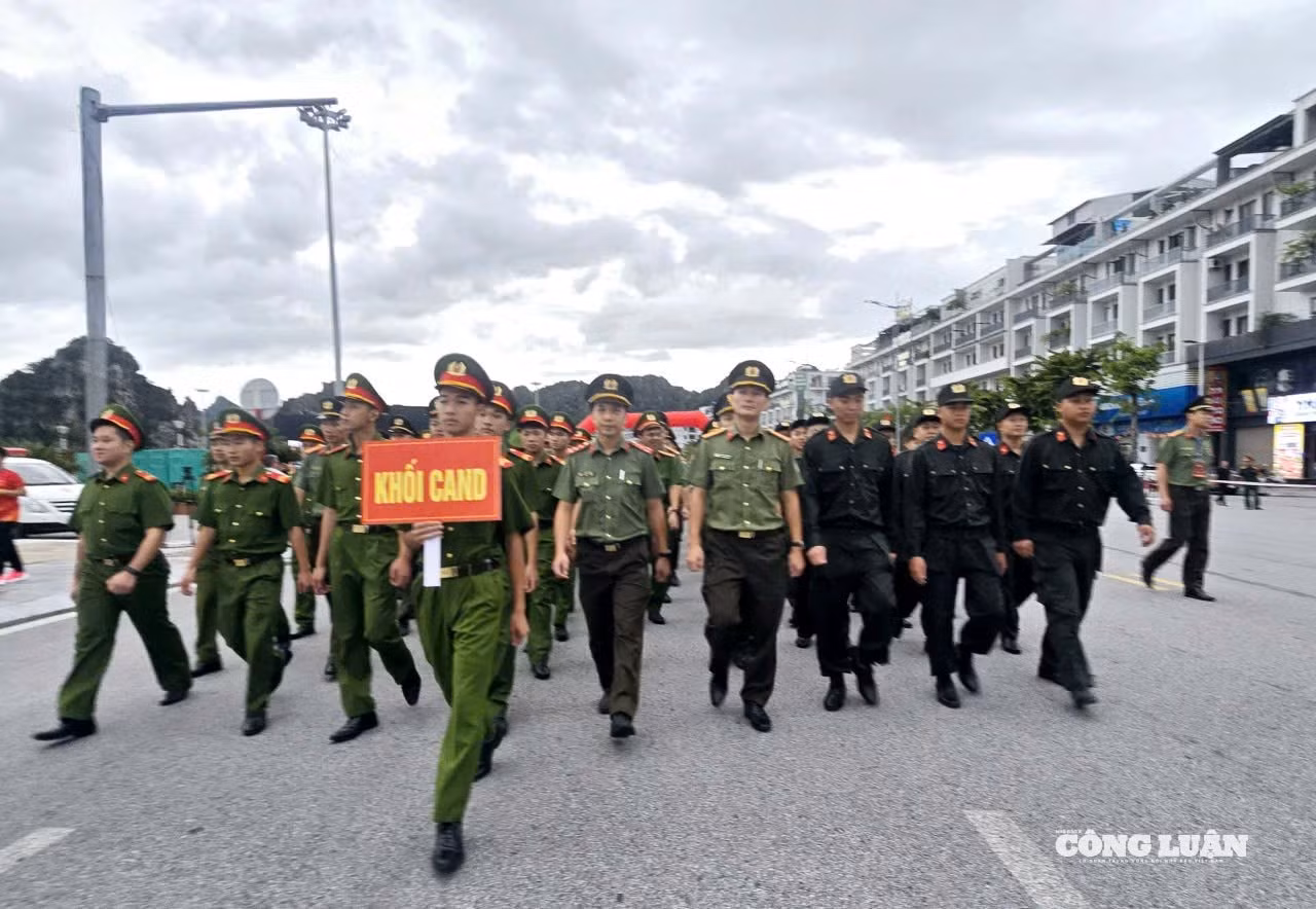 anh-11-di-bo-cung-viet-nam-tien-buoc.jpg