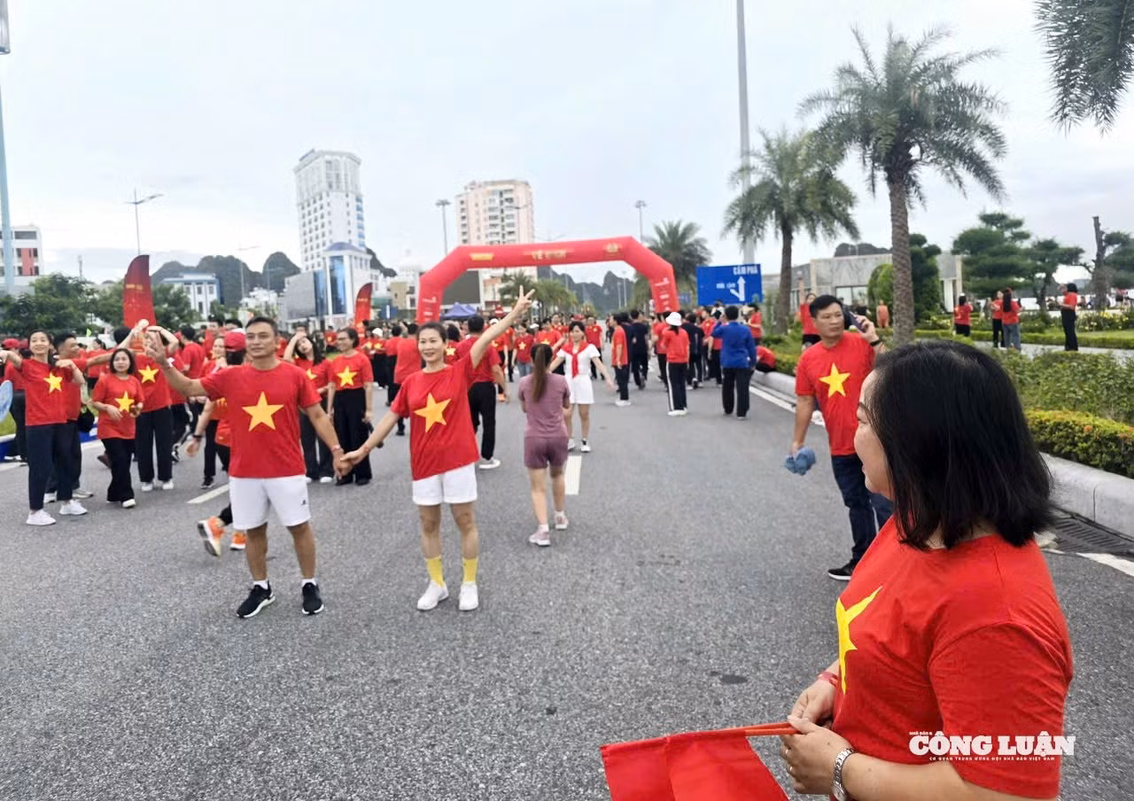 anh-20-di-bo-cung-viet-nam-tien-buoc.jpg