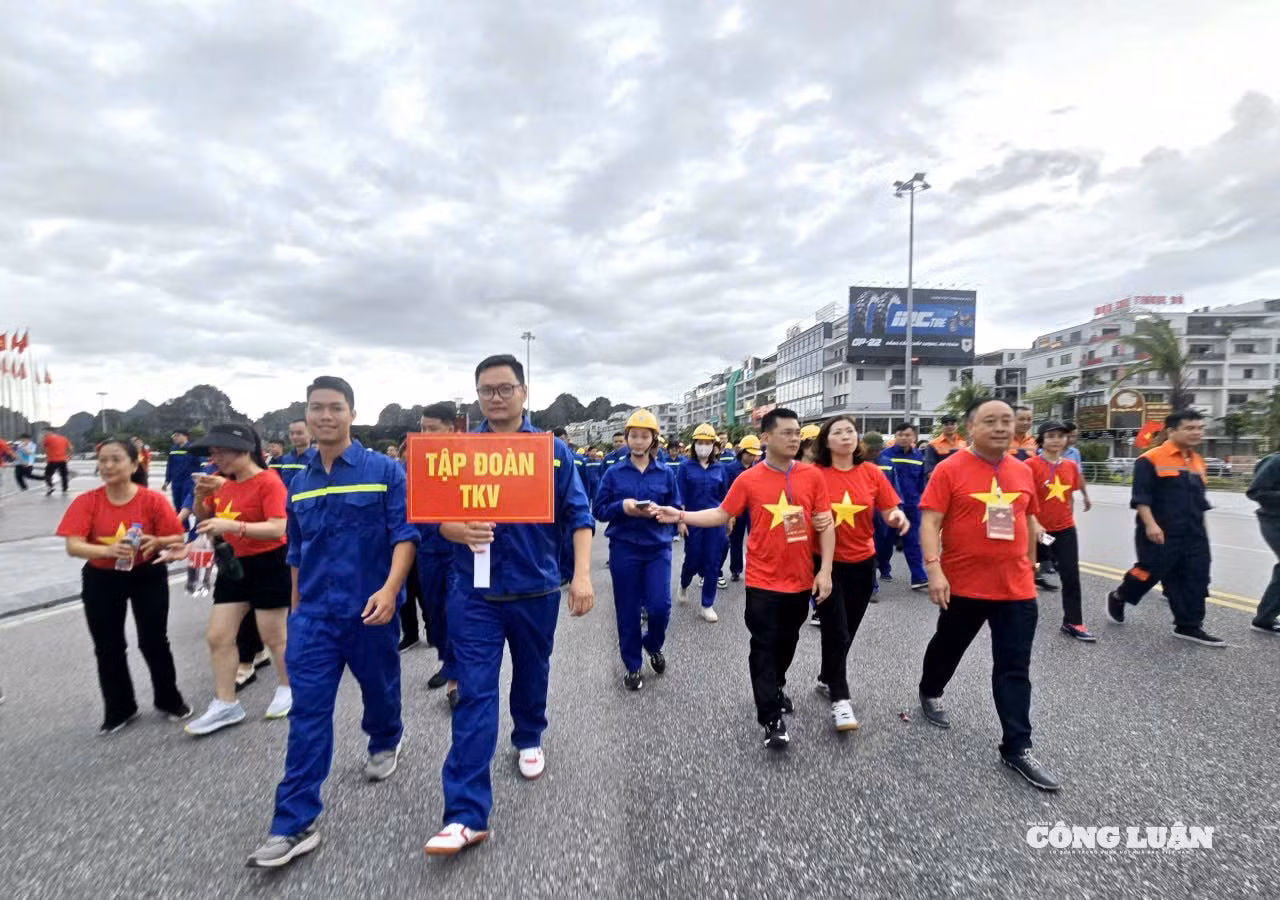 anh-5-di-bo-cung-viet-nam-tien-buoc.jpg