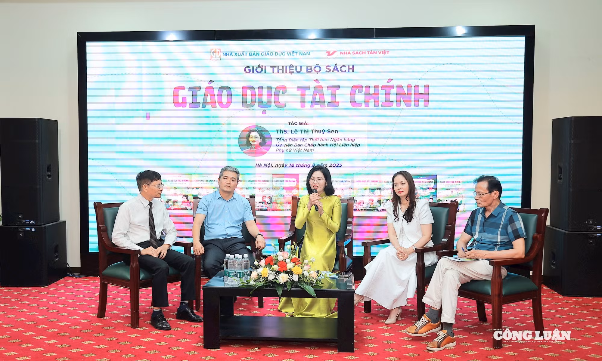 Th.S Lê Thị Thuý Sen (áo vàng), tác giả bộ sách 