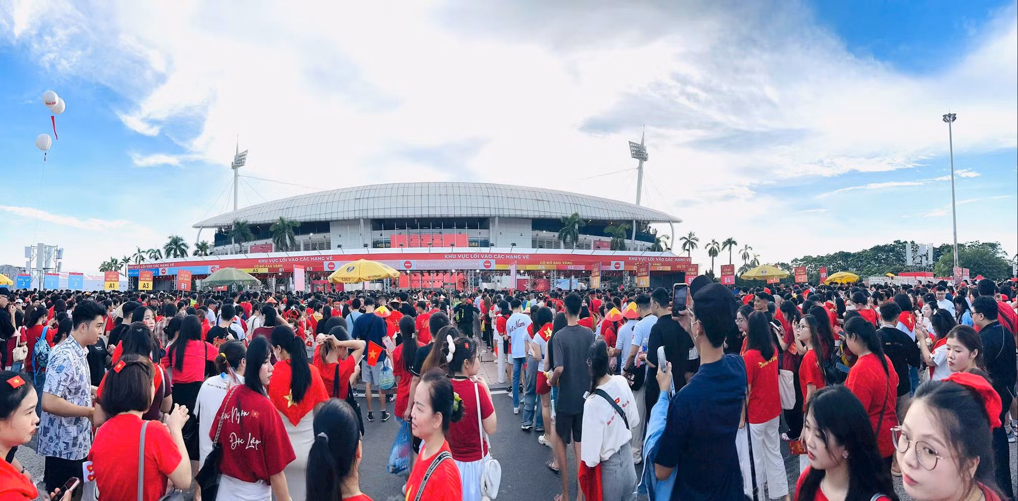 Đông đảo khán giả xếp hàng chờ vào sân.
