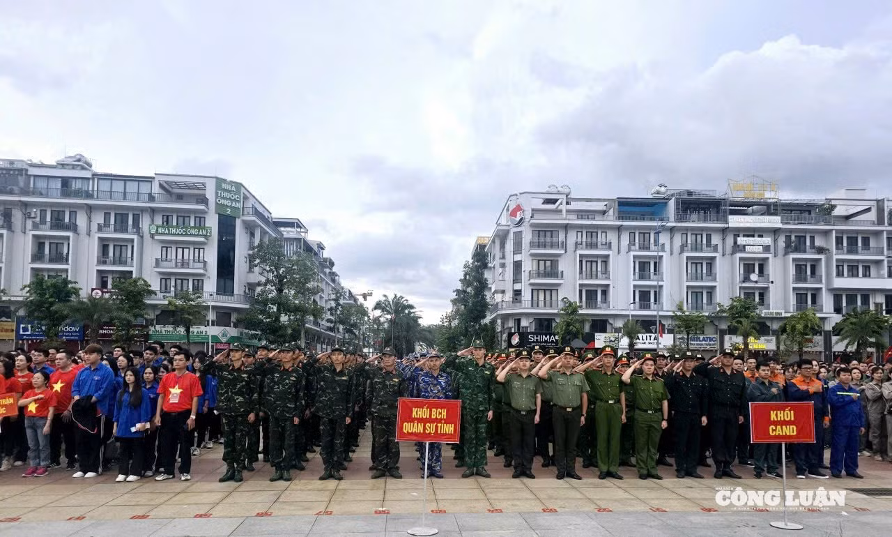 anh-2-di-bo-cung-viet-nam-tien-buoc.jpg