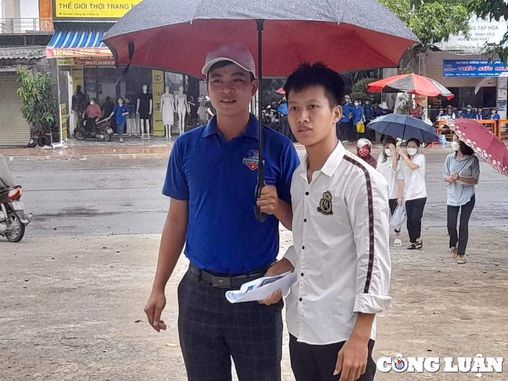 tinh nguyen vien tam trong con mua nang hat tiep suc cho cac si tu hinh 8